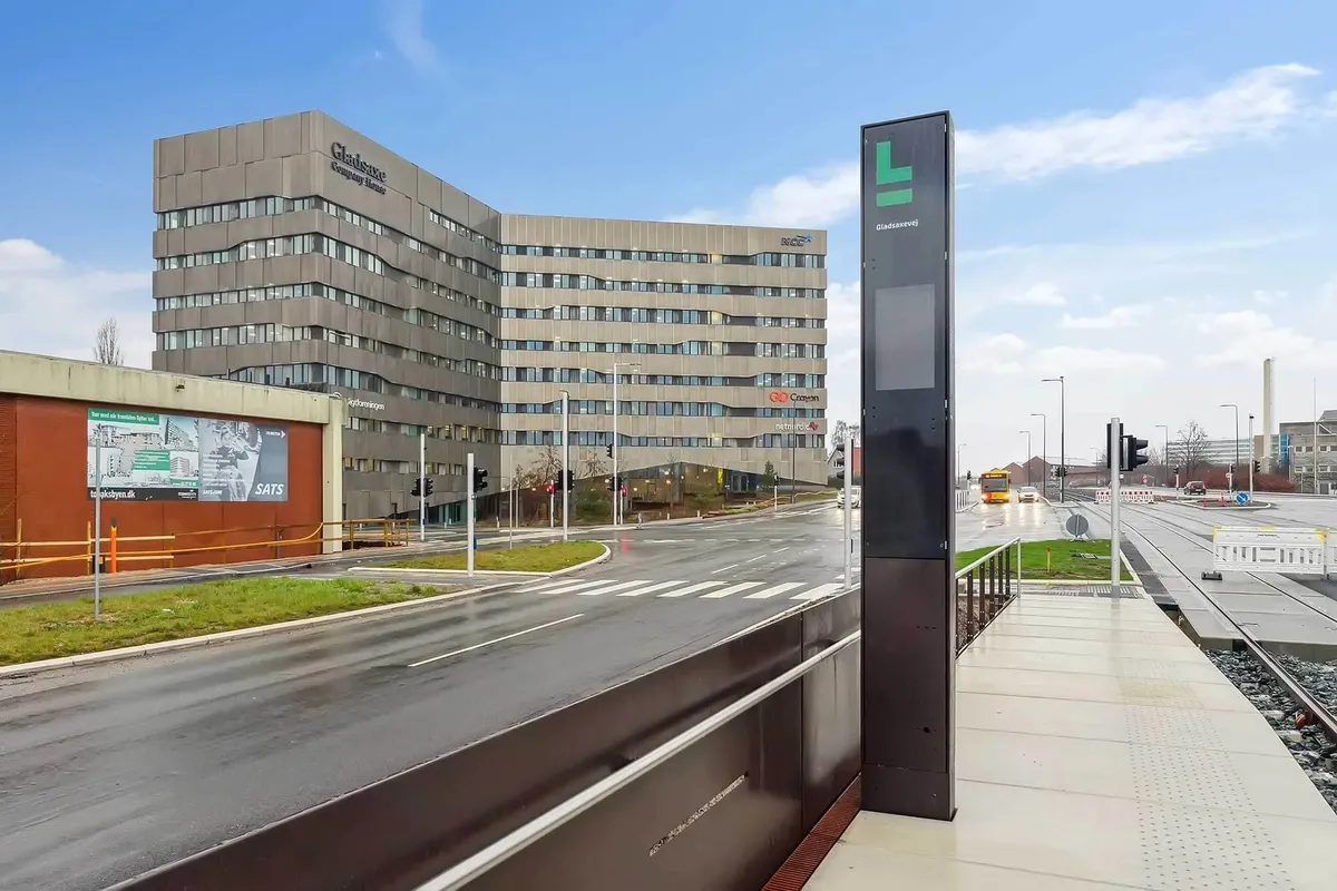 Glasø-huset med flere butikker og kontorer. Det står i en stor by og er bygget i 2015