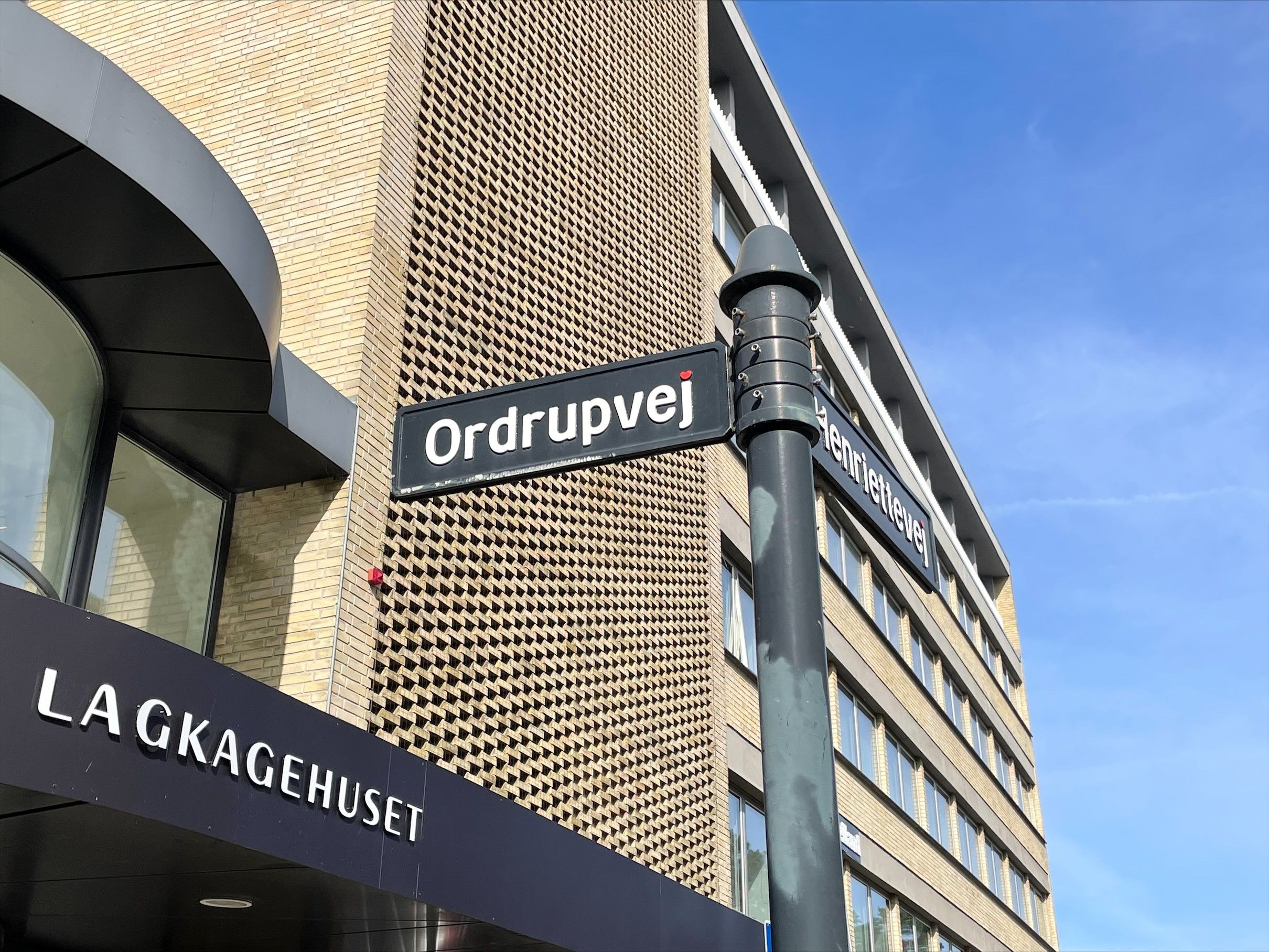 Butikslokale til leje på Ordrupvej 64, Charlottenlund med et lager i kælderen og et rummeligt salgsareal