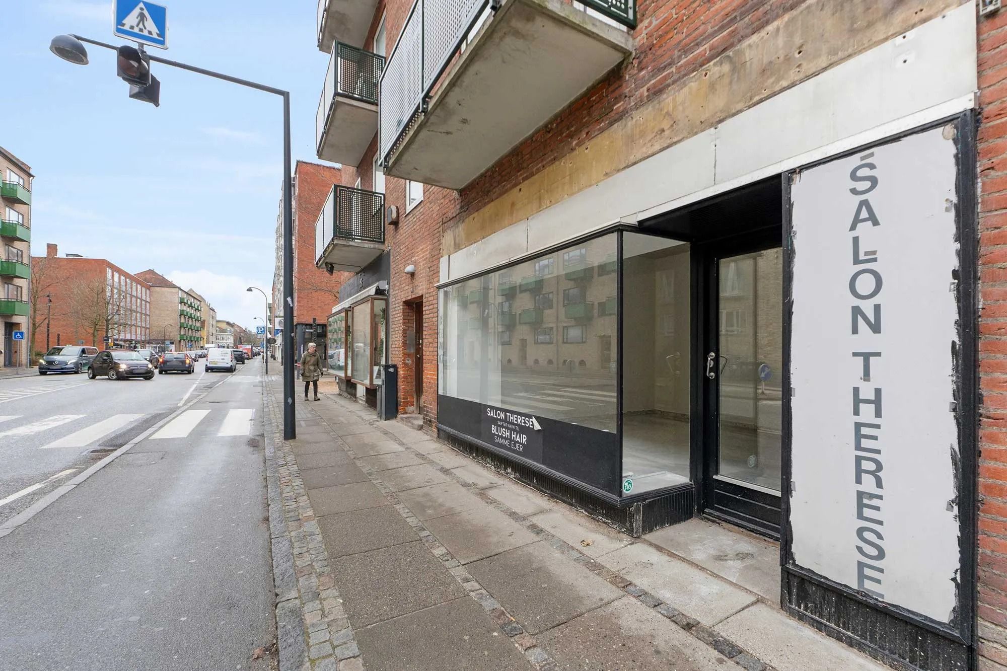 Et moderne byggede butikslokale med butikken Salon Therese sammen med en stor vinduesfront og en høj kvalitetsudsmykning