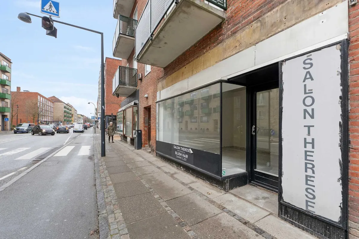 Et moderne byggede butikslokale med butikken Salon Therese sammen med en stor vinduesfront og en høj kvalitetsudsmykning