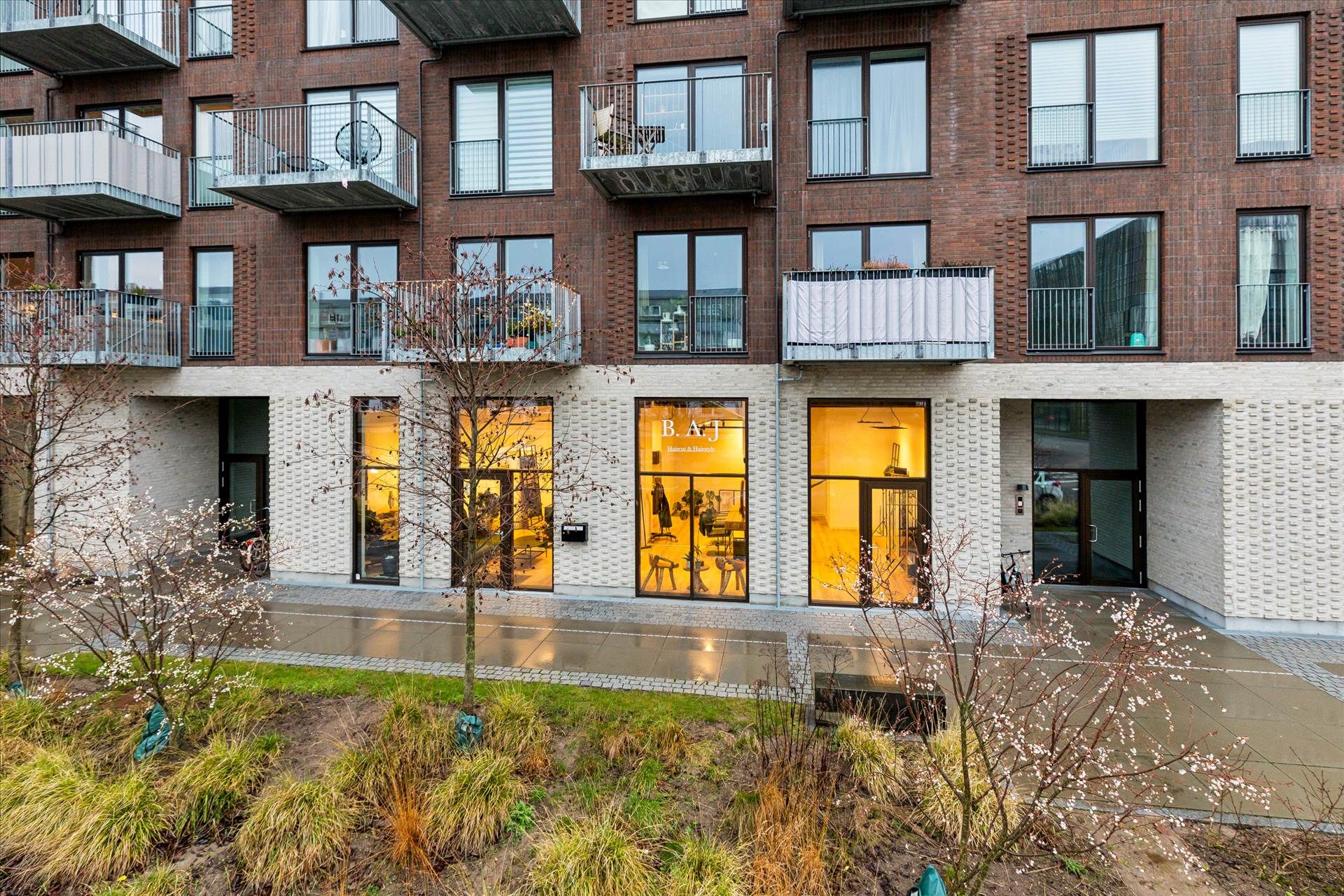 Lej værdifuld butikslokal i tætte urbane område med fire gode udsigtsvinduer og smukke facade med lyse vinduer