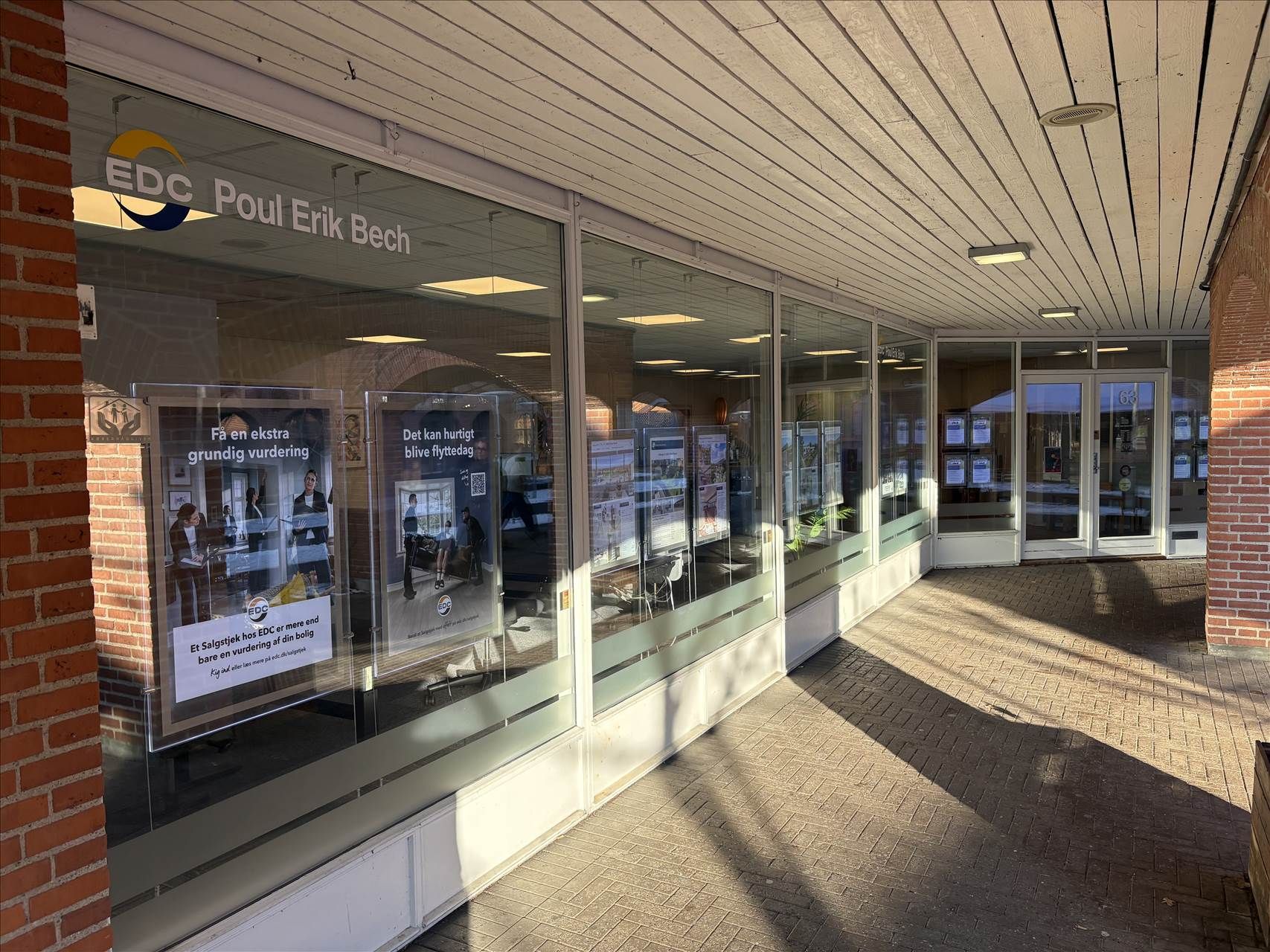 En kontorets forretningslokaler med skilte med Poul Erik Bech og EDC på. Forretningslokalerne har store ruder og er delvist