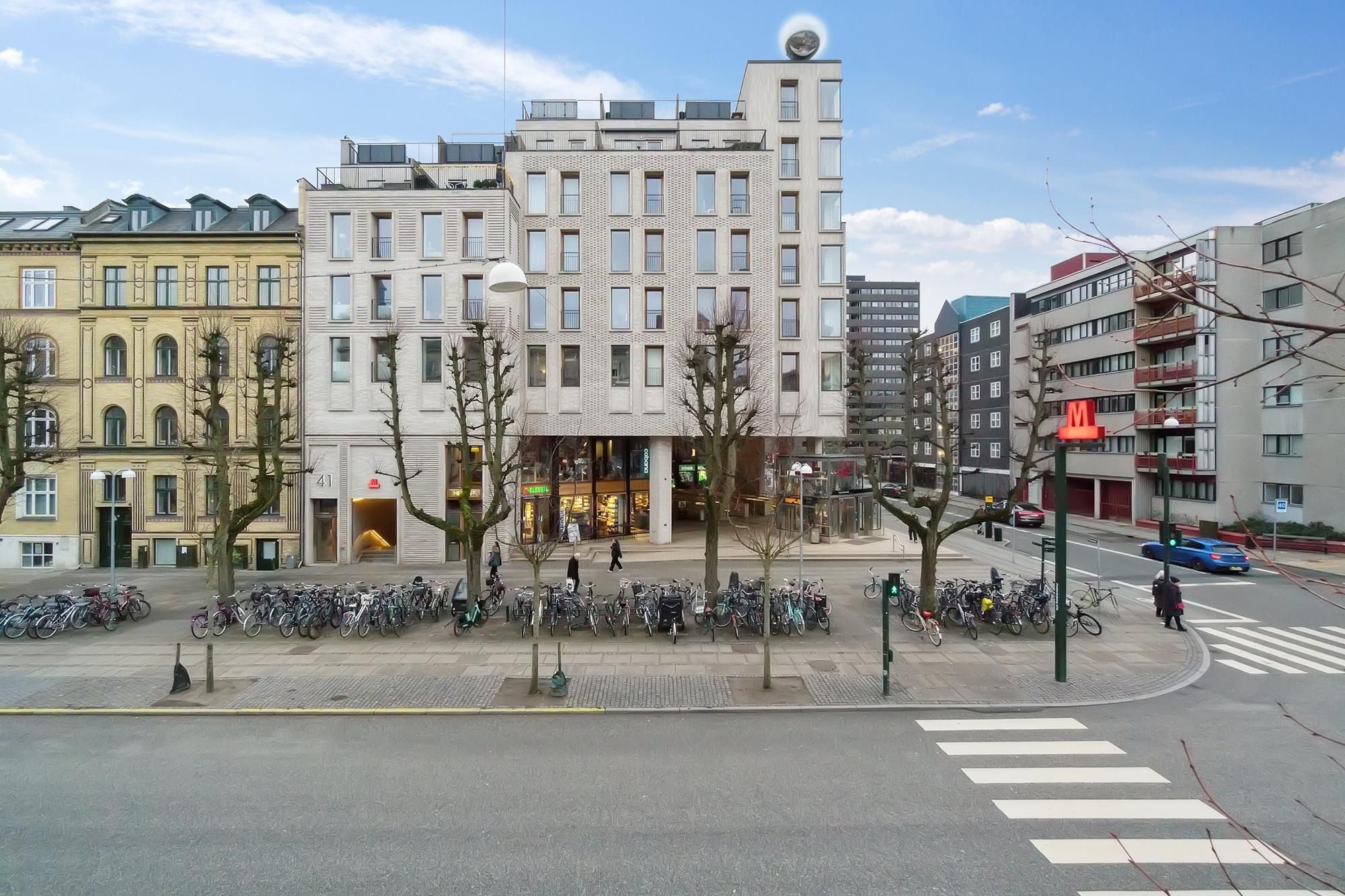 Afkast 5,59% Fremragende ejerlejlighed i nye ejendom med moderne arkitektur og offentlig cykelparkering