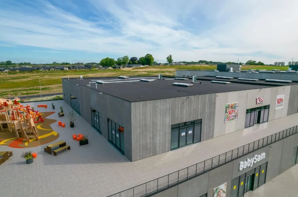 Moderne Næstved Megacenter med BabySam og Kids R Us, der ligger ved siden af byggede boliger, skoler, handelscentre og