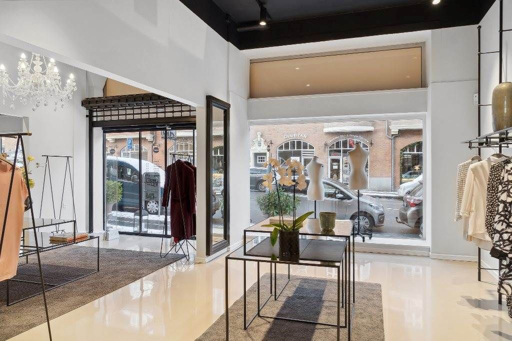 Køb erhvervslokal i Gentofte. Moderne indretning med store vinduer, højloft, spejle, lysekroner, møbler og tøj. Kørestole,