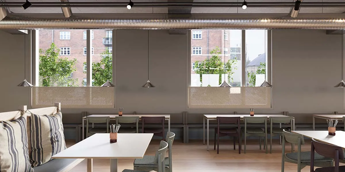 En moderne restaurant med store vinduer, hvide borde og stole, og lysekroner hængende fra loftet