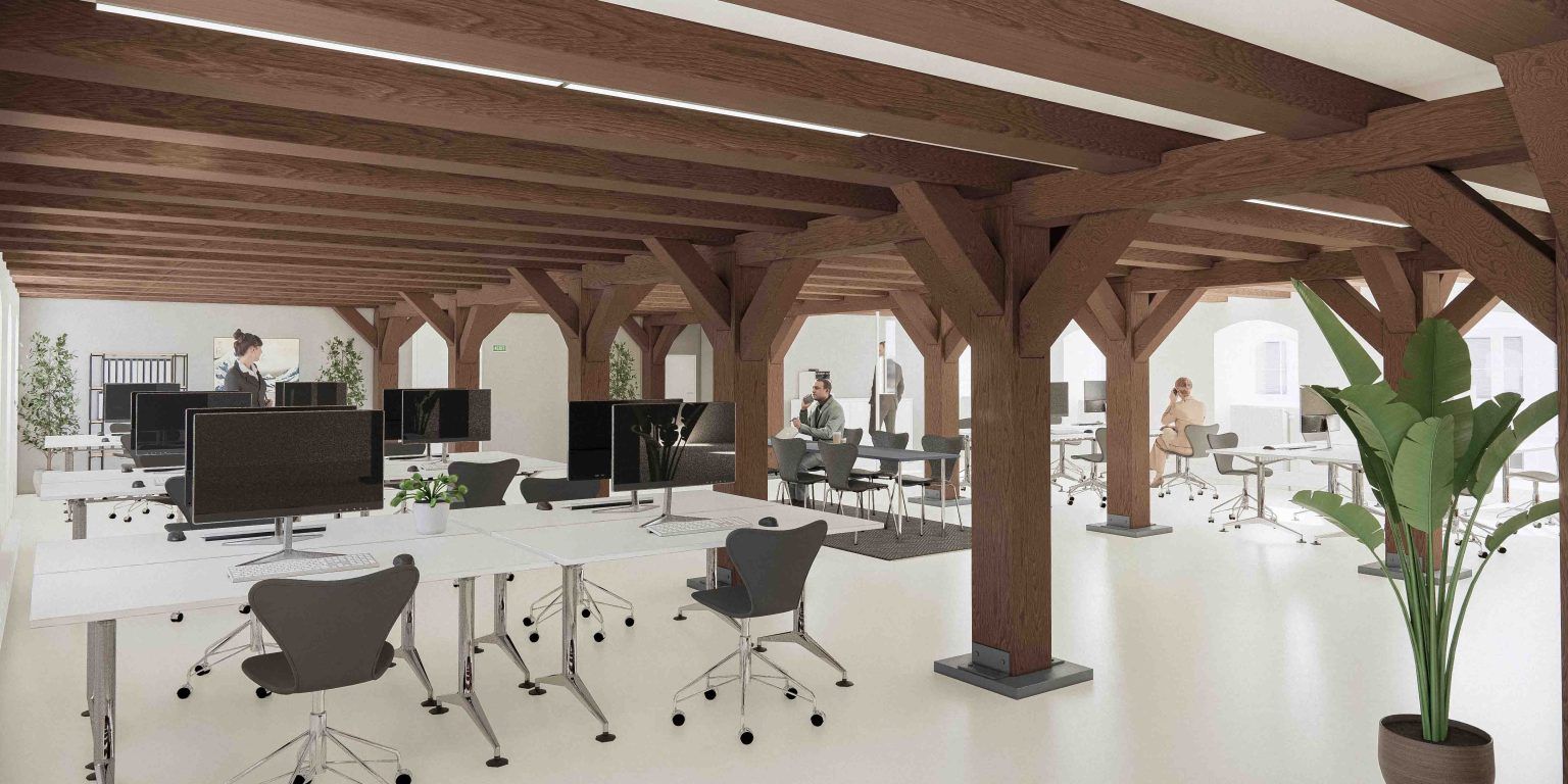 Store træbjælker, højt loft, hvide vægge og gulv, moderne kontormøbler og computere, plante i gryde, flere mennesker i en