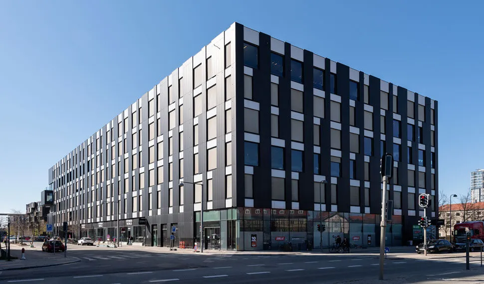 Butikslejemål med glas facade på Rued Langgaards Vej 2A med moderne design og lyse vinduer