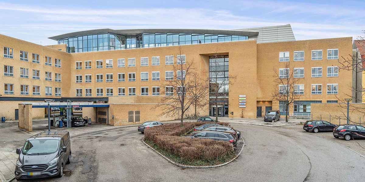 Lejlighed med parkeringsplads i parkeringsgaragen til salg i ejendommen Søparken i Hellerup med moderne arkitektur og