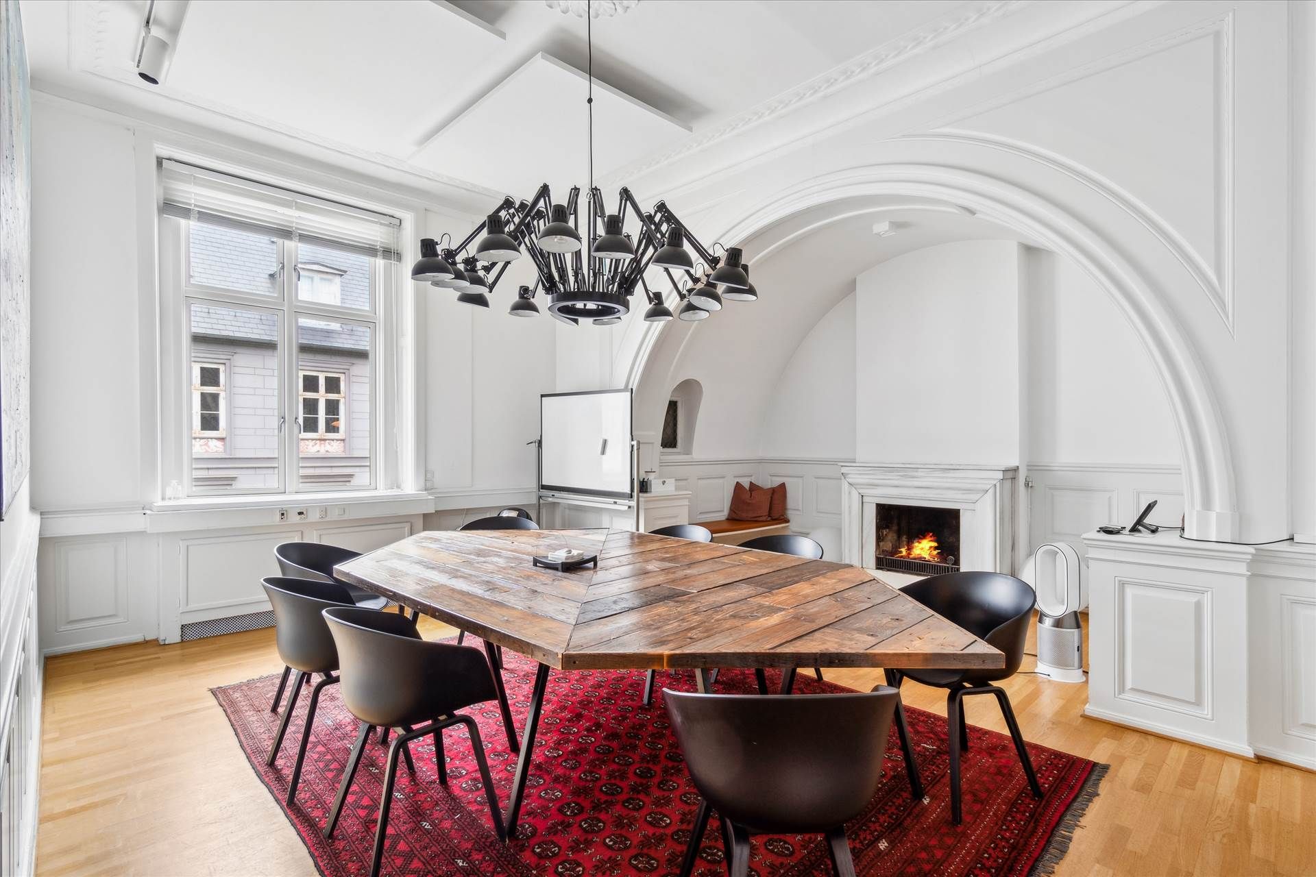 Herskabeligt kontor med mødelokale, hvidt interiør, lyse trægulve, gulvvarme og elegant møblering