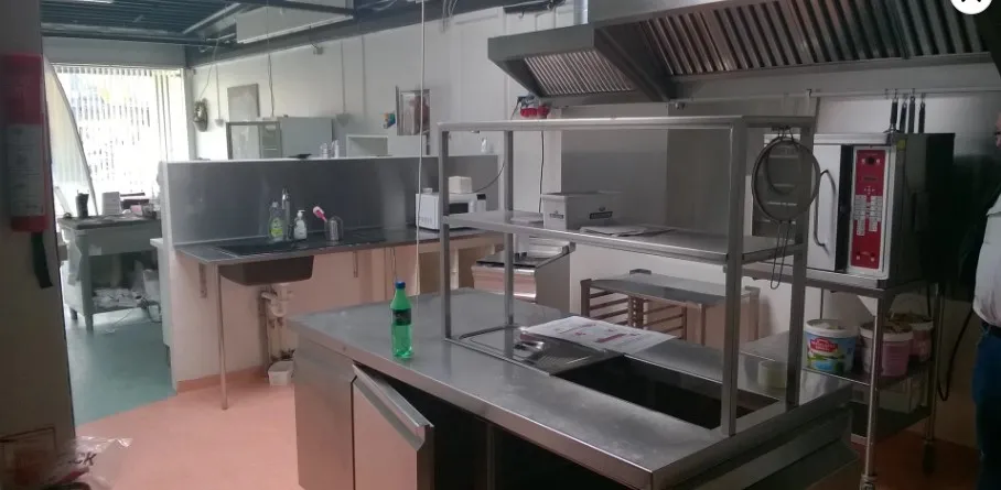 Lejlighed til restaurant med moderne køkkenudstyret og gode muligheder for drift. Til rådighed er en ovn, vaskemaskine og