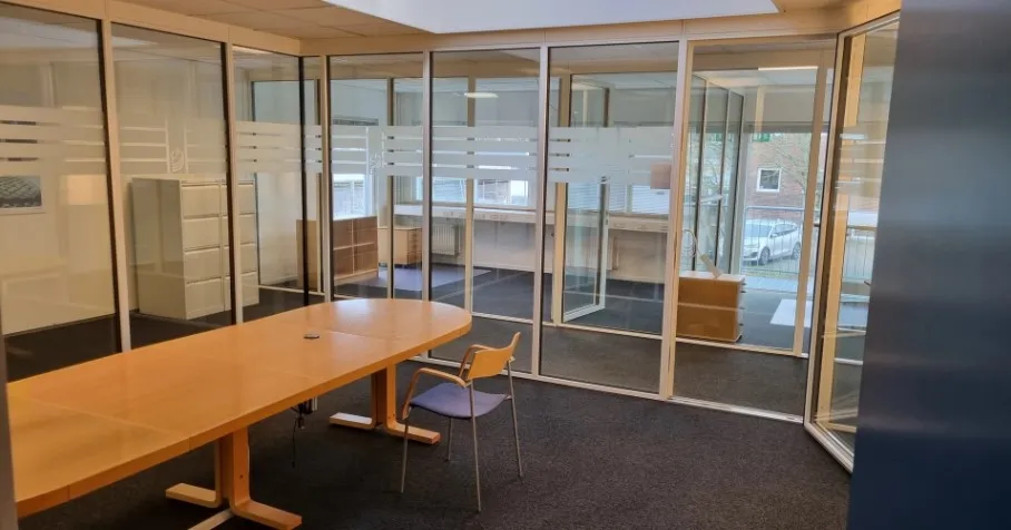 Drømmer du om et lyst og rummeligt kontorlokale i hjertet af Viby J? Så er Gunnar Clausens Vej 19A stedet for dig! Med hele