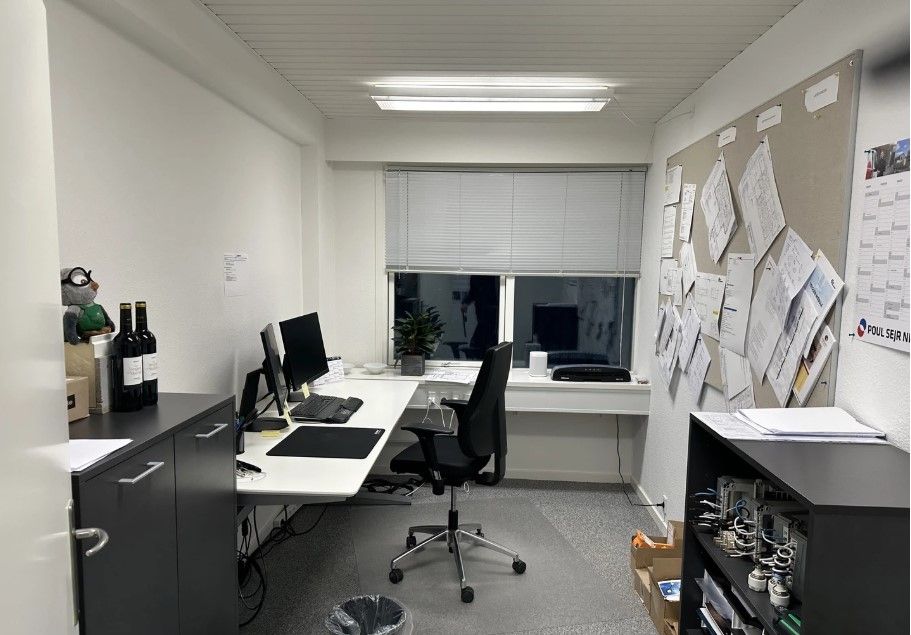 Drømmer du om et flot kontor med højt til loftet? Dette kontorrum med lyse gulve og skrivebord er perfekt til dit arbejde