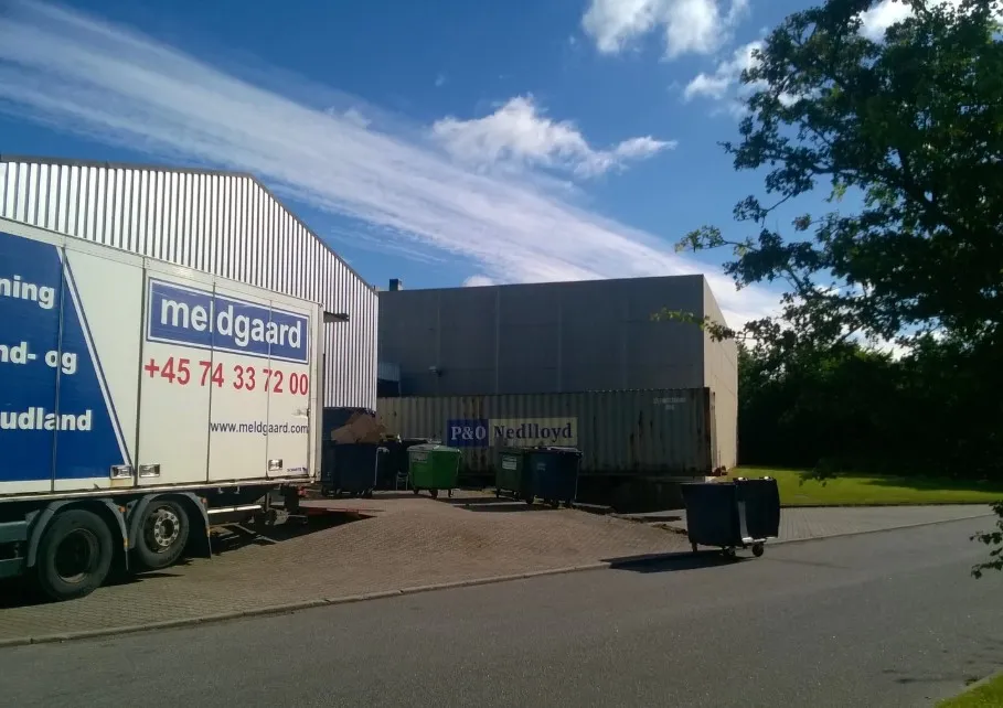 Meldgaard-vognpark står parkeret udenfor P&O Nedlloyd. Det er en smuk sommerdag med en blå himmel og mange skyer