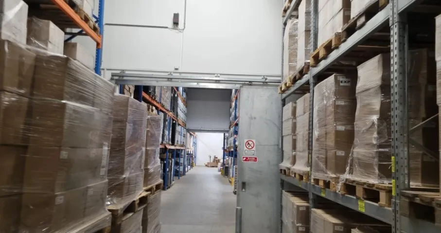 Lager med mange emballagebånd, kartoner og forseglingsskilte i en kølelager.