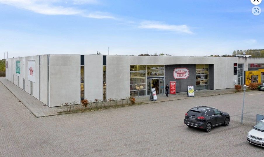 I Vejle er der en stor butik med navnet Dailies Boulghlies og en mand står ved indgangen