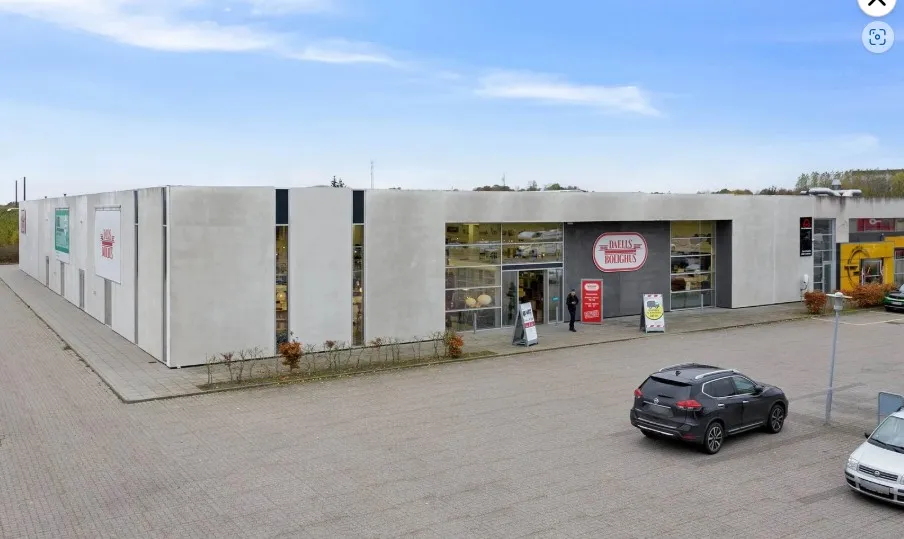 I Vejle er der en stor butik med navnet Dailies Boulghlies og en mand står ved indgangen