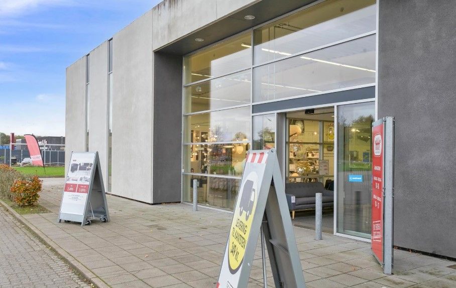 Butikslokaler til leje på Dandyvej 5A i Vejle med stort vinduesparti og udvendig reklameskilt