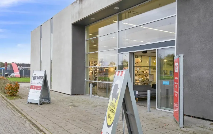 Butikslokaler til leje på Dandyvej 5A i Vejle med stort vinduesparti og udvendig reklameskilt