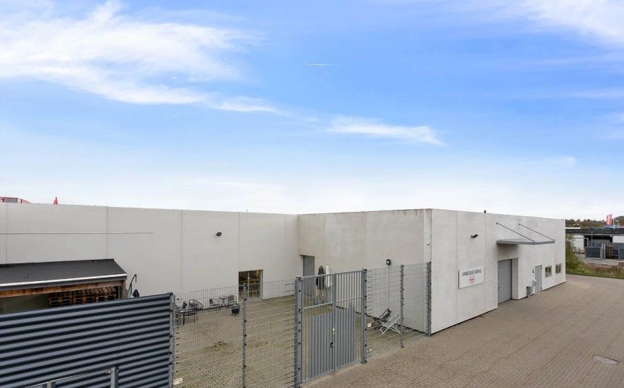 Lejlighed med stort lager i Vejle. Lejligheden ligger på Dandyvej og er udstyret med store vinduer og et stort lager.