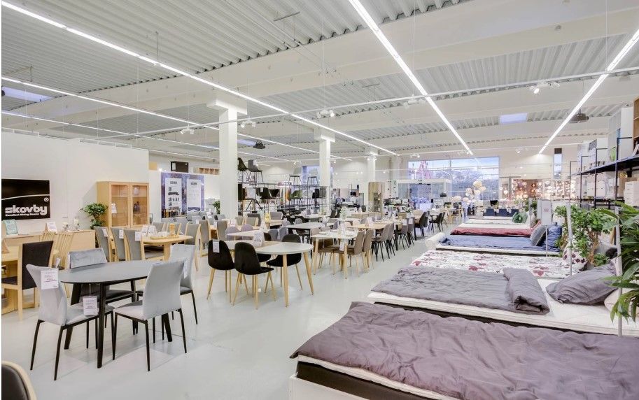 Lejlighed med store vinduer og lyst interiør med møbler og tekstiler til salg