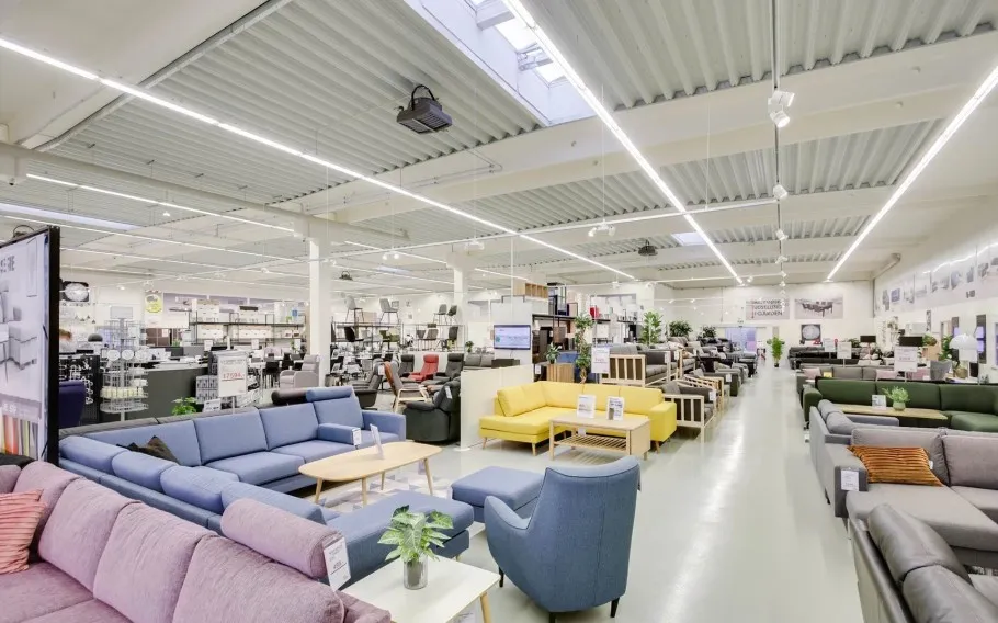 Møbelbutik med store sofaer og køkkenborde samt mange lyse farver og udvalg af produkter