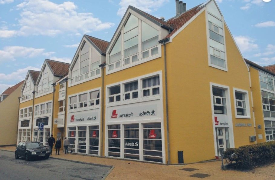 Lejlighed til leje i Aabenraa. Moderne lokaler med lyse gulve og flotte vinduer. Parkeringsplads foran.