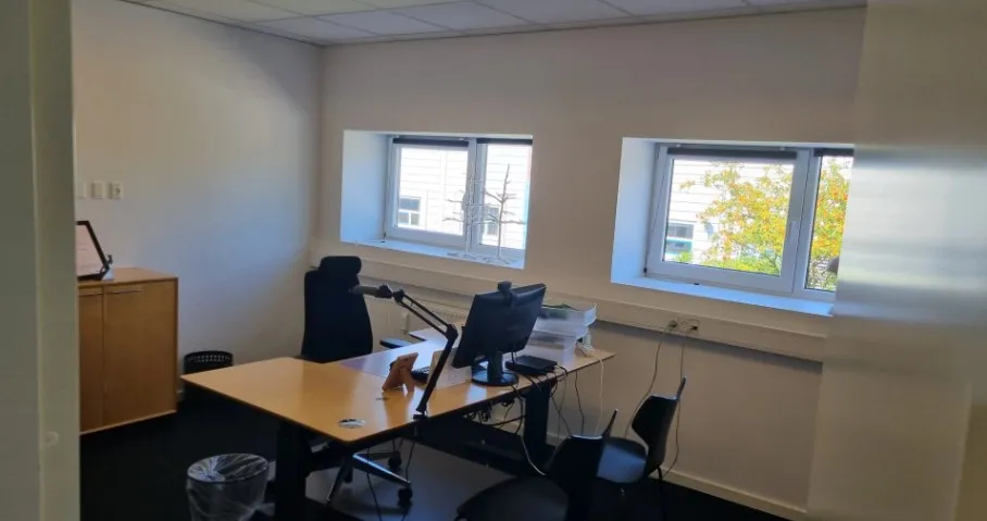 Fantastisk kontor til leje med lyse vinduer og moderne møbler. Trægulvet og lyse vægge giver et hyggeligt arbejdsmiljø.