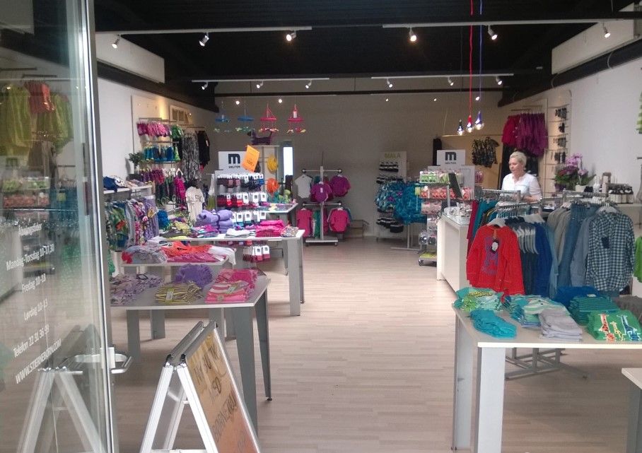 Drømmer du om at åbne din egen butik i Børkop? Her er lejligheden til at åbne en tøjbutik i en hyggelig og moderne indretning