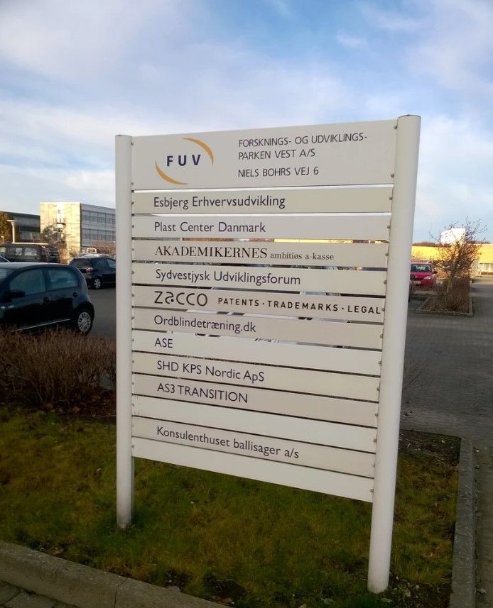 Kontorskilt med navne på virksomheder som Esbjer Erhvervsudvikling, Plas Center Danmark og Akademikerne