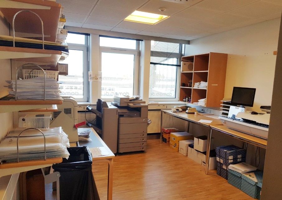 Kontorlokale med skrivebord, scanner, computer, kopibemaskine og opbevaringsbokse i Vejle