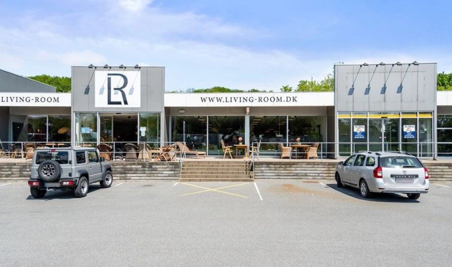 To biler parkeret foran Living Room, der ligger på Løgumklostervej 138 i Aabenraa. Butikken har en stor facade med store