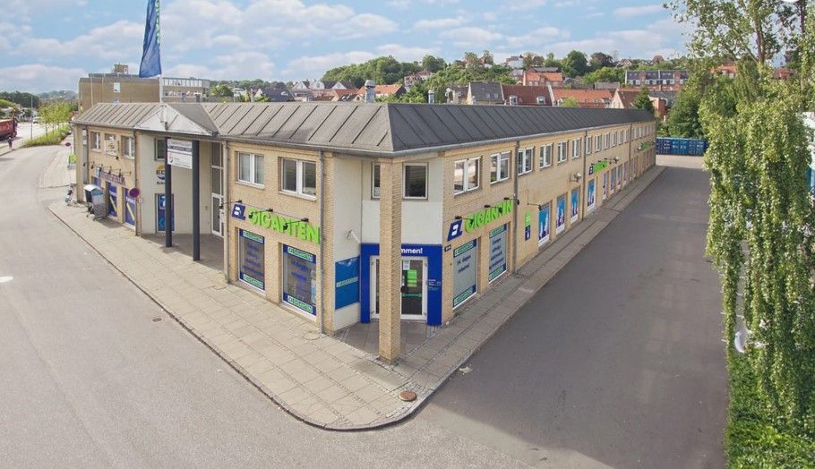 Kontorlokaler med mange vinduer og skilte med teksten Zigarten i centrum af byen. Kontoret har skrånende tag og er