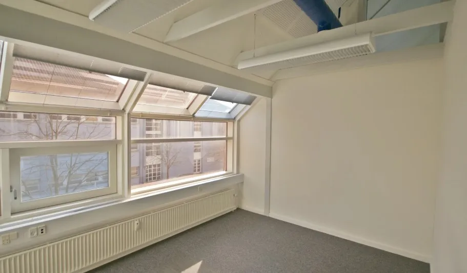 Kontorlokale med højloft og lyseruder, tæt på Sct. Nicolai Gade i Aabenraa.
