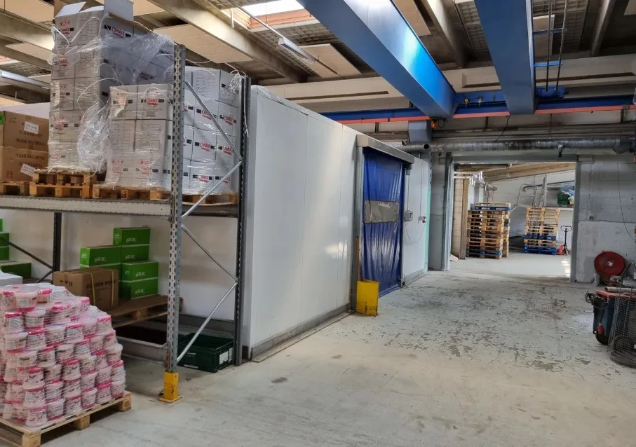 Lager med paller og emballage samt lager med træpæle og plastposer