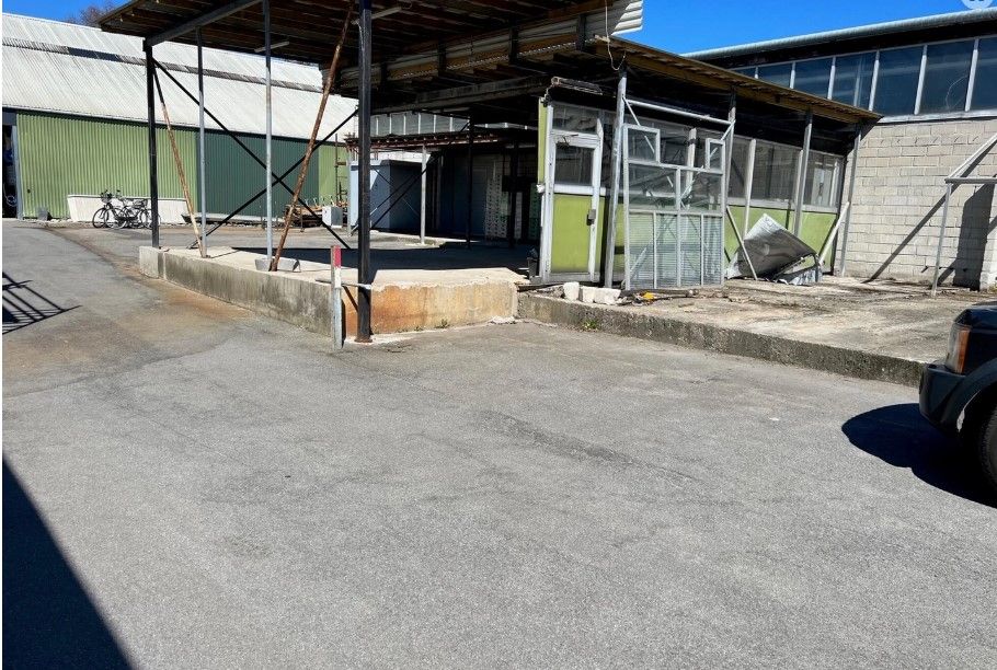 Erhvervslokale med garage og lagerrum. Garagen er i gang, og der er to cykler parkeret.