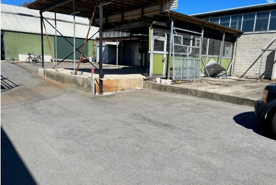 Erhvervslokale med garage og lagerrum. Garagen er i gang, og der er to cykler parkeret.