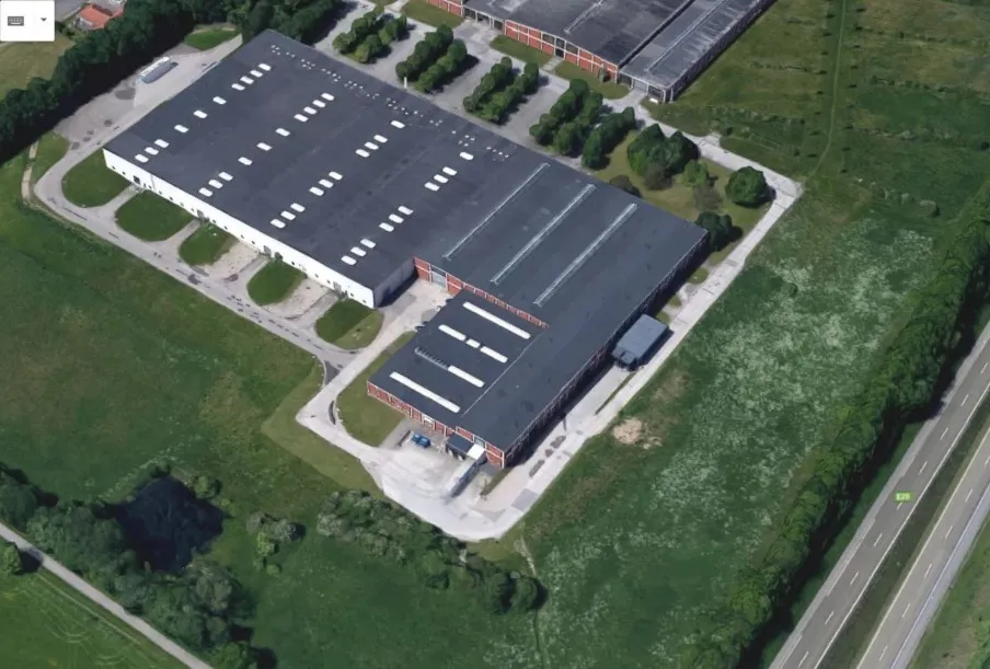 Lagerhal på 2.500 m2 med frit gulv og 6-7 meters frihøjde. Hallen har almindelig og rampeport til køretøjer.