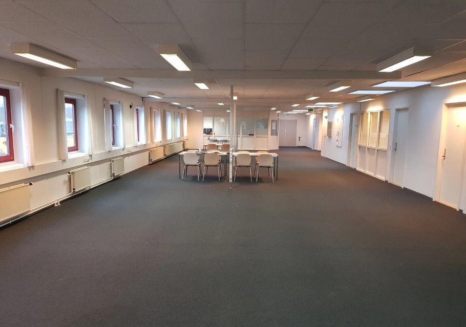 Lager med kontor er på 2.500 m2 med højloft og store vinduer. I loftet er der flere lysekroner. Væggene er hvide og der er