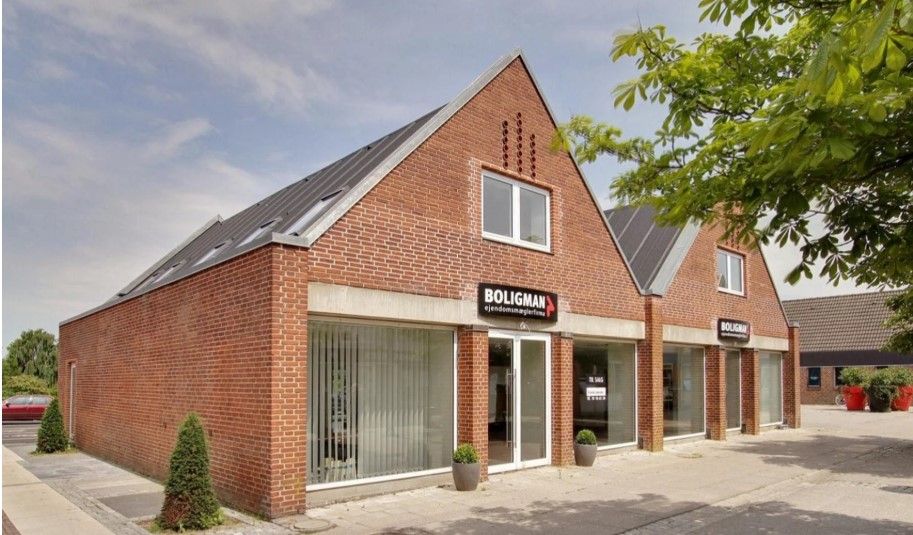 Nydeligt kontor i Vejle Øst til salg med udsigt til Bredballe Center 9. Bygningen er bygget i mursten og har et skrånende