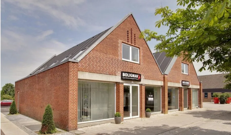 Nydeligt kontor i Vejle Øst til salg med udsigt til Bredballe Center 9. Bygningen er bygget i mursten og har et skrånende