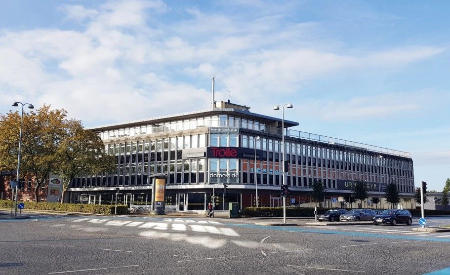 Vejle er hovedbyen i Vejle Kommune. På Sønderbrogade 36 er der et kontorbyggeri med butikker og parkeringsplads.