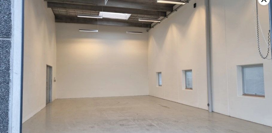 Lagerhal med port udlejes. Højloftet og meget fin lagerhal på 160 m2. Der er kun lagerhallen, der er ingen adgang til toilet