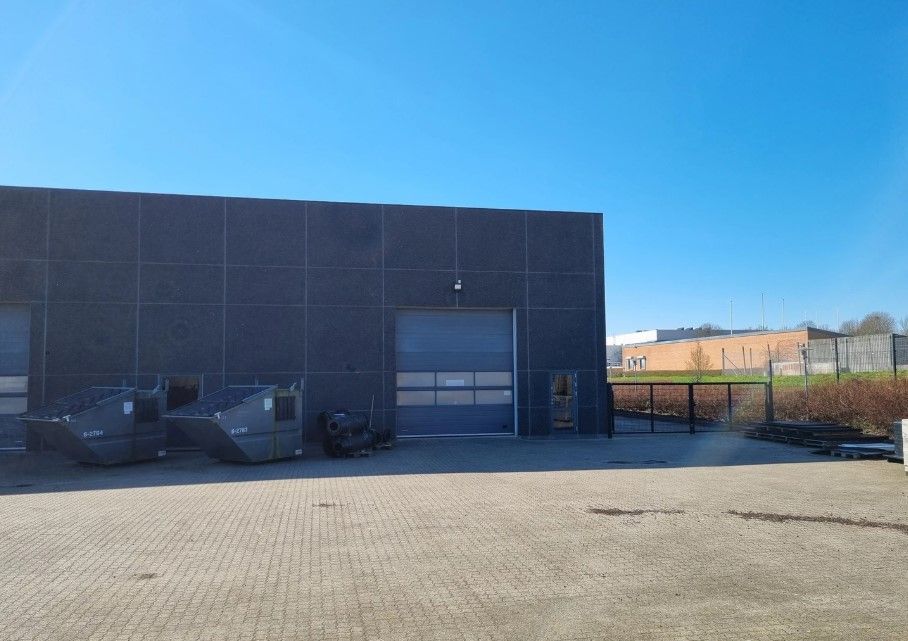 Lagerhal med port udlejes. Bygning med skrapelåg og stor indgangsdør. Der er kun lagerhallen, der er ingen adgang til toilet