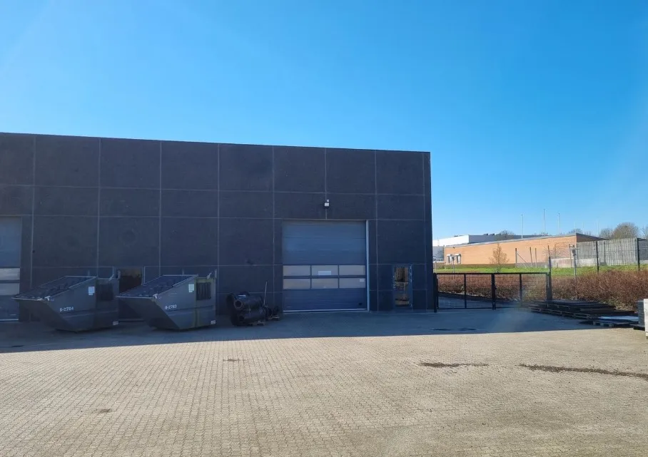 Lagerhal med port udlejes. Bygning med skrapelåg og stor indgangsdør. Der er kun lagerhallen, der er ingen adgang til toilet