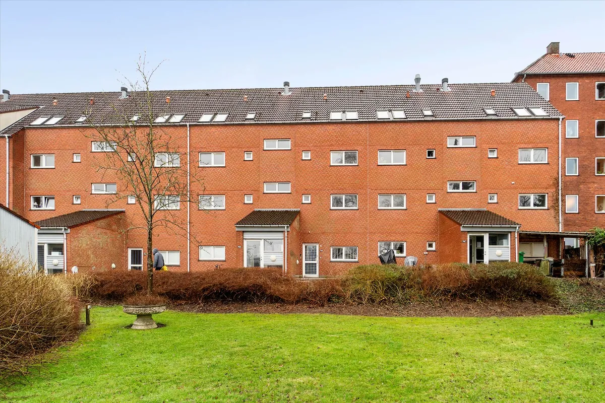 Stort lejemål med terrasse og have, der ligger på Søborg Hovedgade i et område med høj fodgængertrafik og centralt placeret.