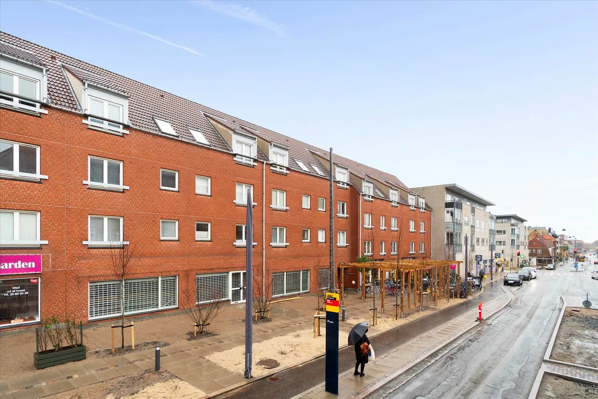 Lejlighed med adgang til Søborg Hovedgade. Køkken og stue er lyse og smukke. Større stue med adgang til terrassen.