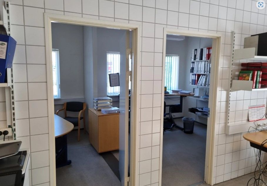 Kontorlokale med to separate rum, skriveborde, stol, skrivebordsstativ, computer, skab, ståpulte, papirkurv og