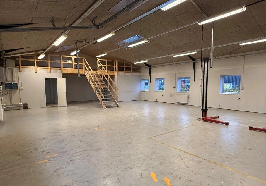 Stor lejemål med garage, loftsrum, kontorlokaler og lager. Stående højde 3,5 meter. Vinduesgafler er lukket.