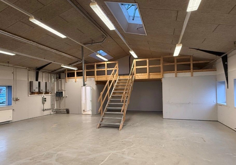 Lejestue i Horsens, med 200 kvm, vinduer, loftsrum, trætrapper og loftsvinduer